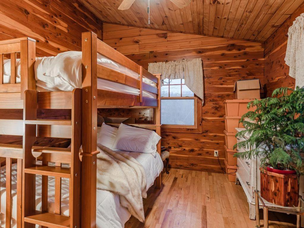 Fly Away Cabin- Modern, Serene, And Convenient Compton ภายนอก รูปภาพ