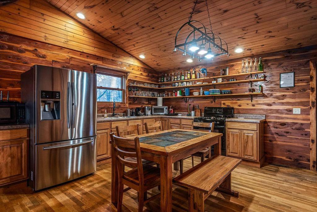 Fly Away Cabin- Modern, Serene, And Convenient Compton ภายนอก รูปภาพ